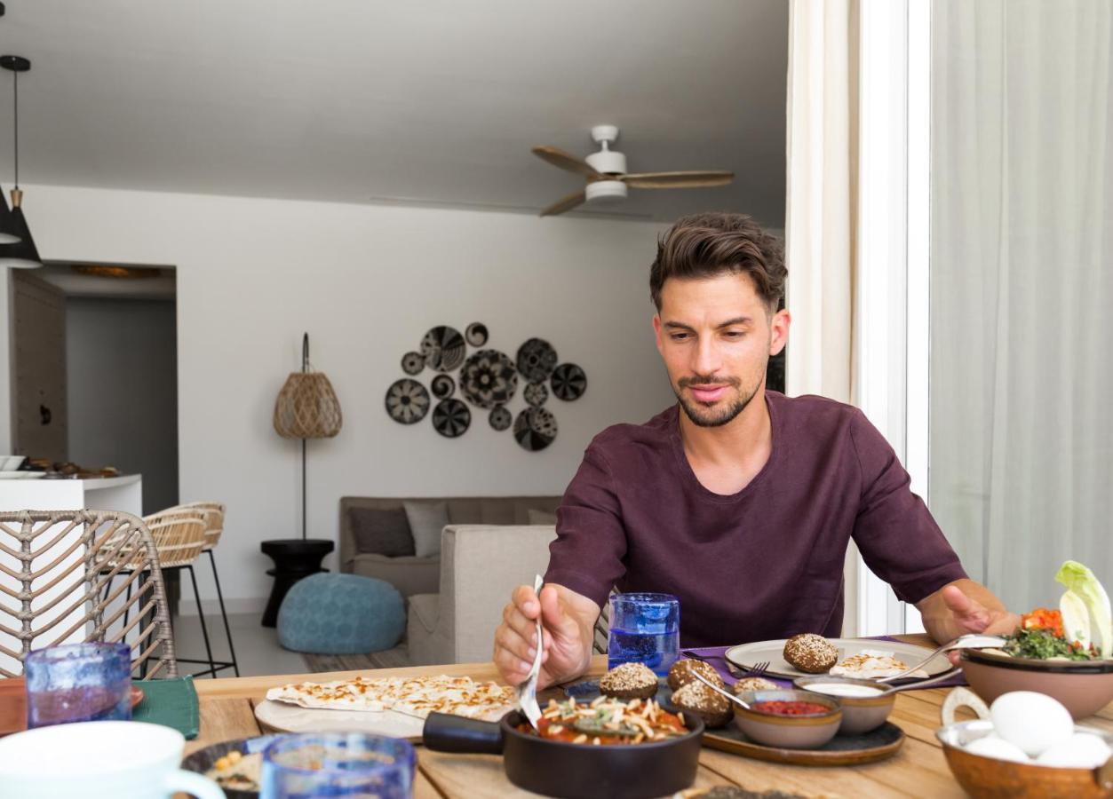 Cloud 7 Residences Ayla Akaba Exterior foto A man eating a meal
